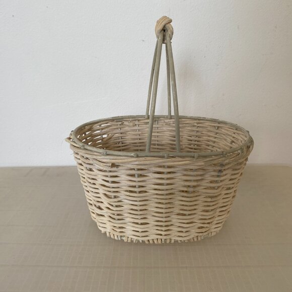 Bathroom Wicker Basket With Handle & 3-D Rose Design - Picture 2 of 7